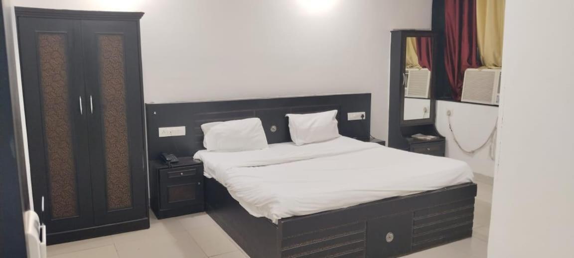 Surya Continental Hotel Lucknow Eksteriør billede