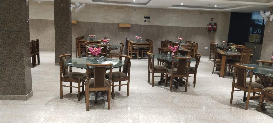 Surya Continental Hotel Lucknow Eksteriør billede